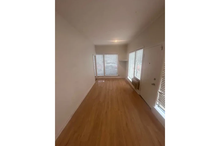 $1050 : Private 1 bedroom 1 bathroom image 6