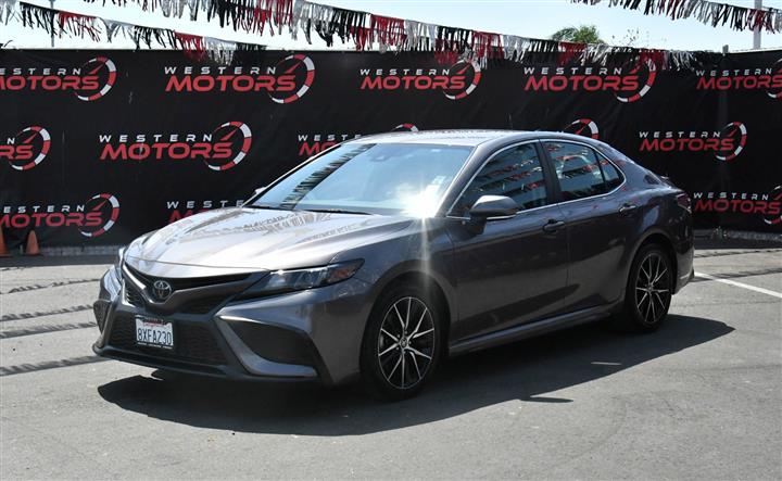 $28988 : Camry SE Sedan 4D image 3