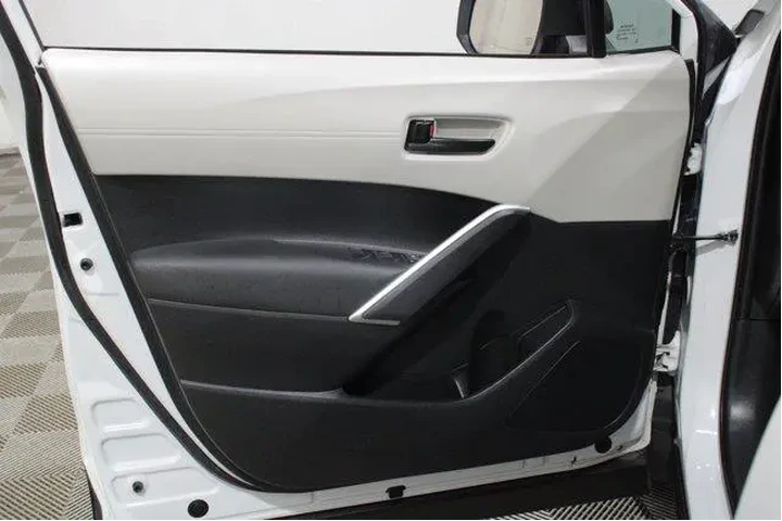 $27998 : Toyota Corolla Cross 2024 L image 6
