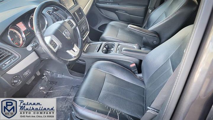 2016 Grand Caravan R/T image 10