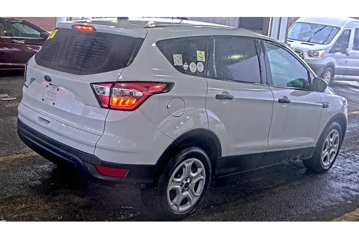 $8995 : 2017 Escape S image 4