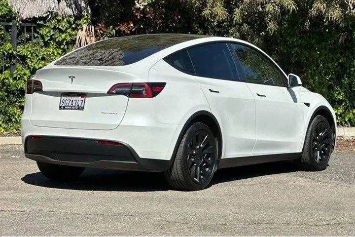 $32976 : Tesla Model Y 2023 AWD 4dr C image 4