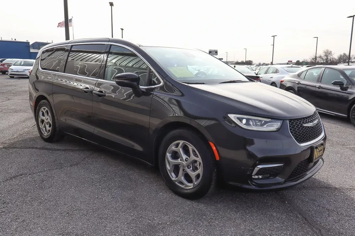 $30688 : 2024 Pacifica Limited FWD image 3