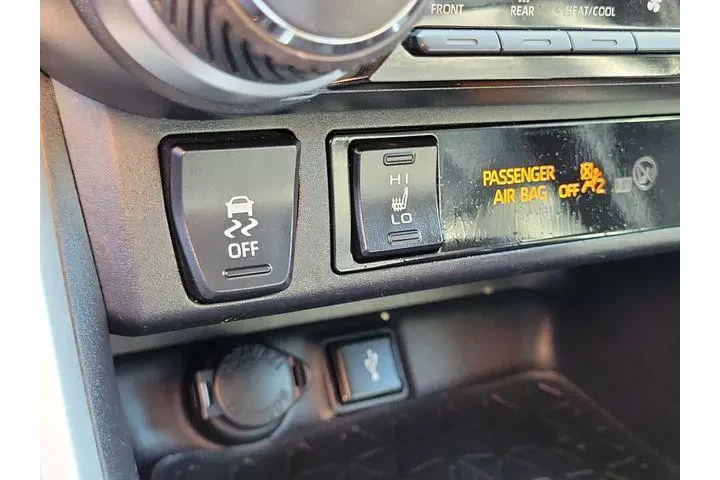 $29900 : Toyota RAV4 2021 XLE Premium image 10