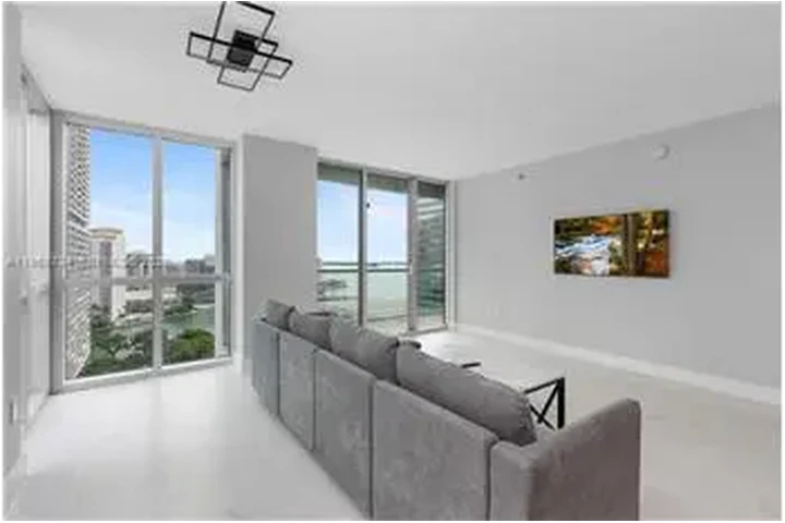 $6000 : Rental property with 3 bedro image 1