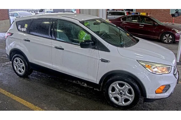 $8995 : 2017 Escape S image 3