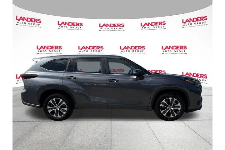 $42490 : Toyota Highlander 2024 LE 4d image 2
