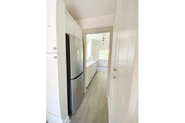 $1175 : Santa Ana Available 2 & 1 image 4