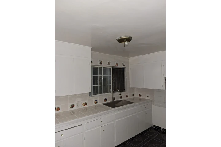 $2400 : Aprt. rent los Angeles a.90002 image 5