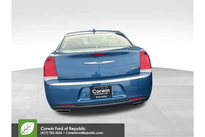 $22989 : Chrysler 300 2021 Touring 4d image 6