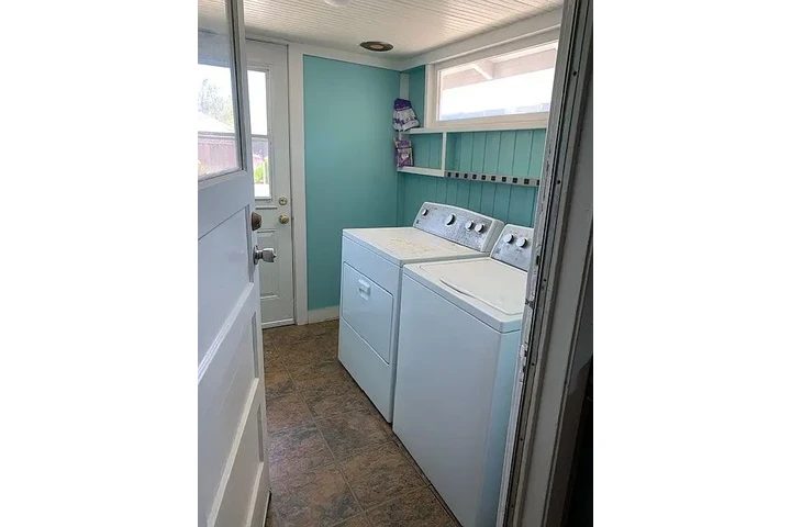 $800 : Spacious bright and airy 2 bed image 9