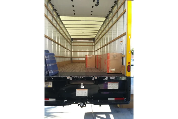 MOVING / MUDANZAS image 3
