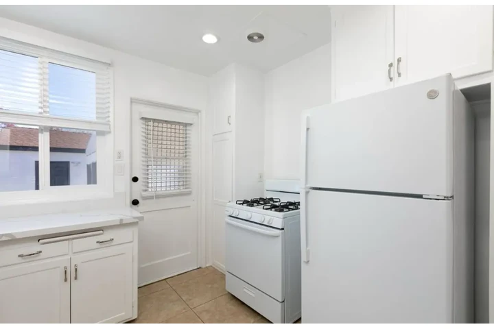 $2480 : 3Bed 2Bath in West Adam’s LA image 5