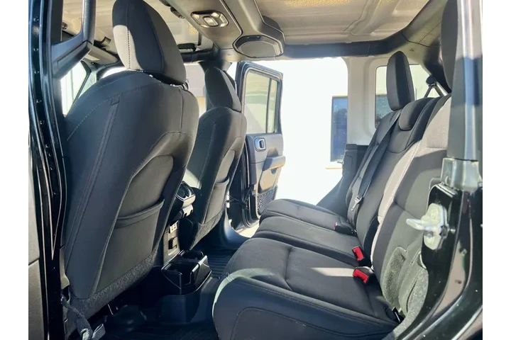 $25995 : 2019 Wrangler Unlimited Sahara image 10