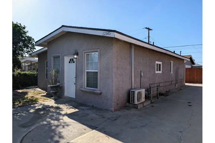 $1400 : Norwalk - Single Family Home image 1