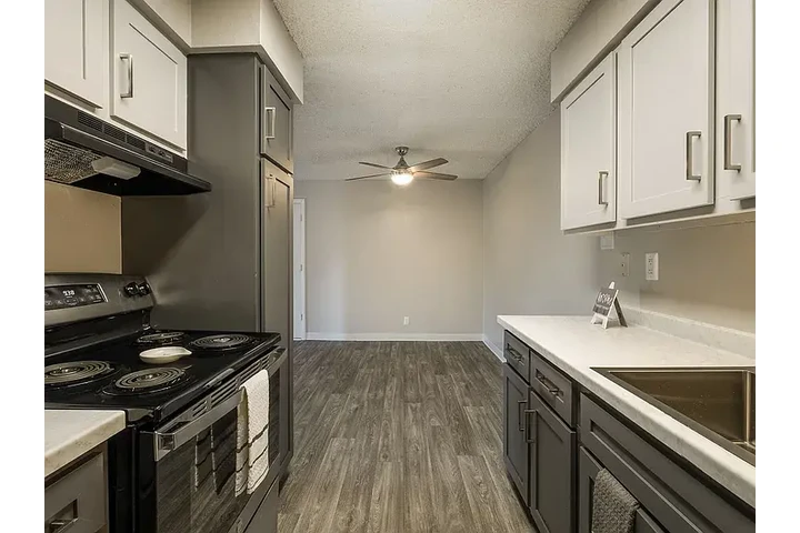 $970 : 8000 Montgomery Blvd NE, Albuq image 2