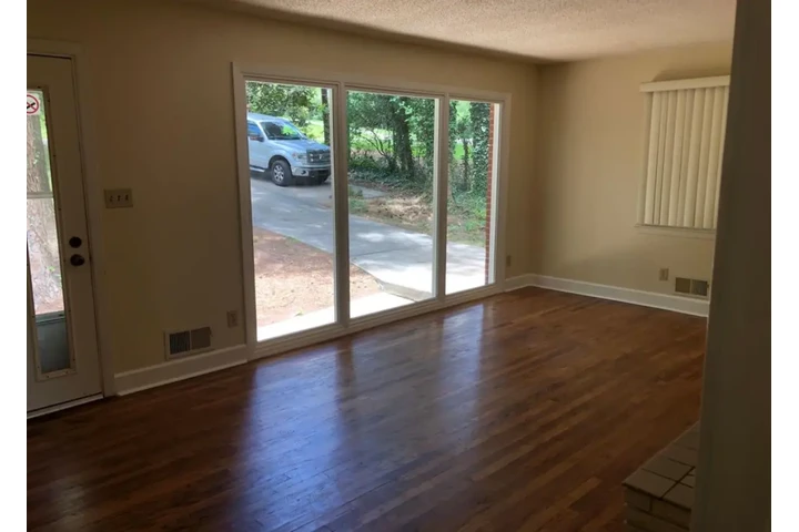 $2300 : Rent image 3