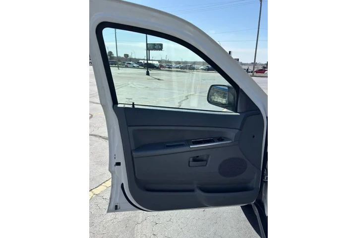 $5500 : 2006 Grand Cherokee Laredo image 8