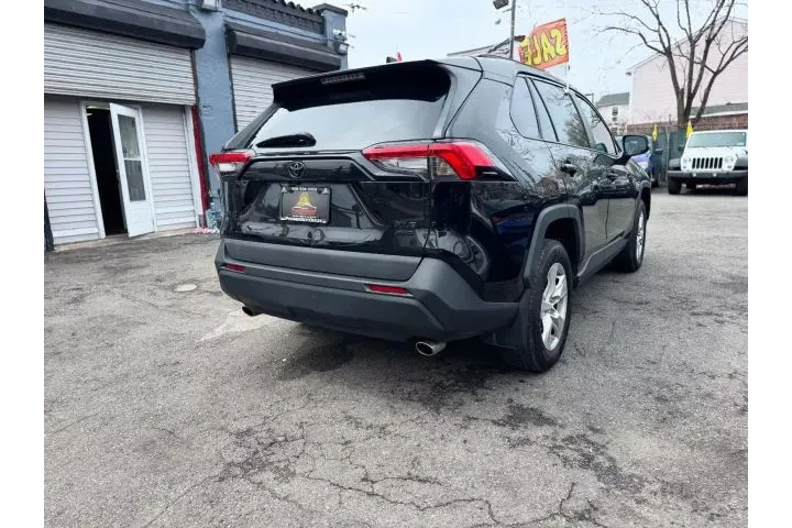 2021 TOYOTA RAV42021 TOYOTA R image 9