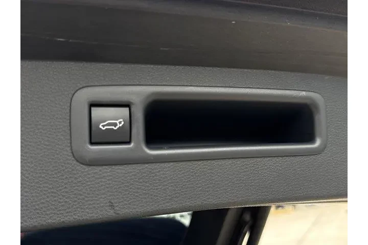 $35141 : Toyota Highlander 2023 LE 4d image 10