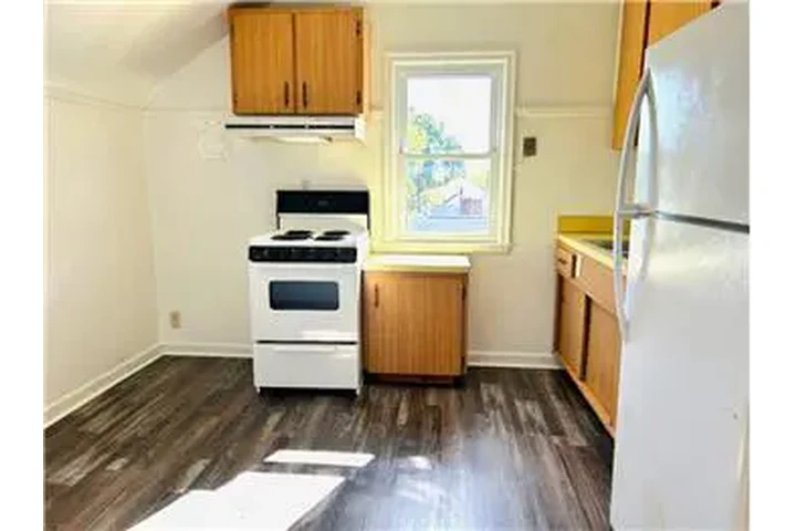 $675 : Rental property with 1 bedro image 4