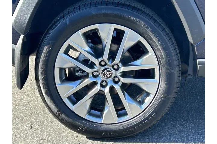 $28999 : Toyota RAV4 2022 XLE Premium image 7