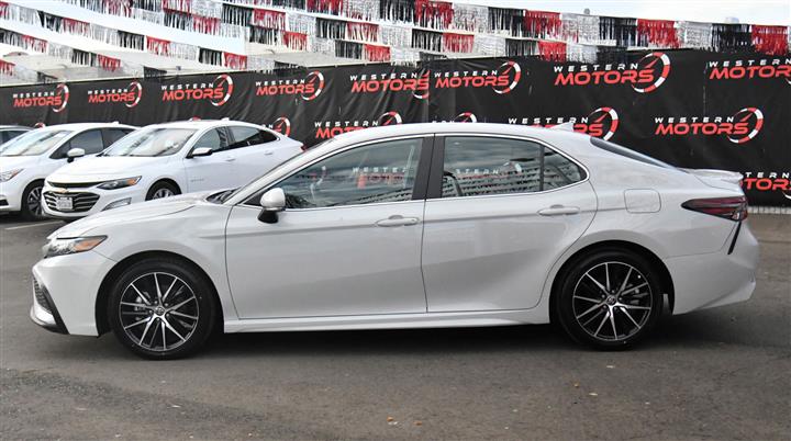 $26694 : Camry SE Sedan 4D image 4