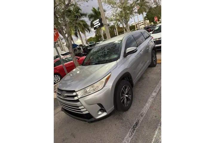 $13590 : Toyota Highlander 2018 LE 4d image 3