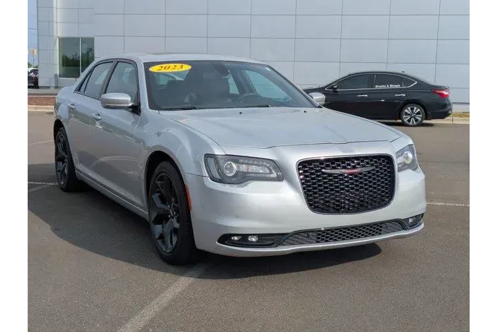 $28450 : Chrysler 300 2023 S V6 4dr S image 4