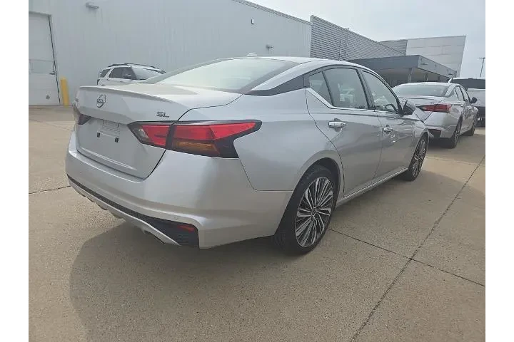 $20677 : Nissan Altima 2023 2.5 SL 4d image 3