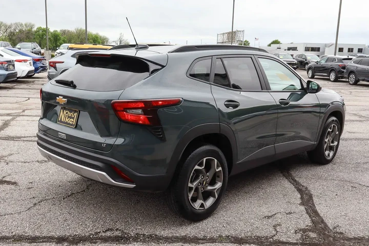 $22387 : 2025 Trax FWD 4dr LT image 4