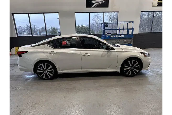 $21899 : Nissan Altima 2022 2.5 SR 4d image 7