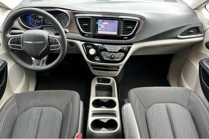 $24954 : Chrysler Voyager 2024 LX 4dr image 5