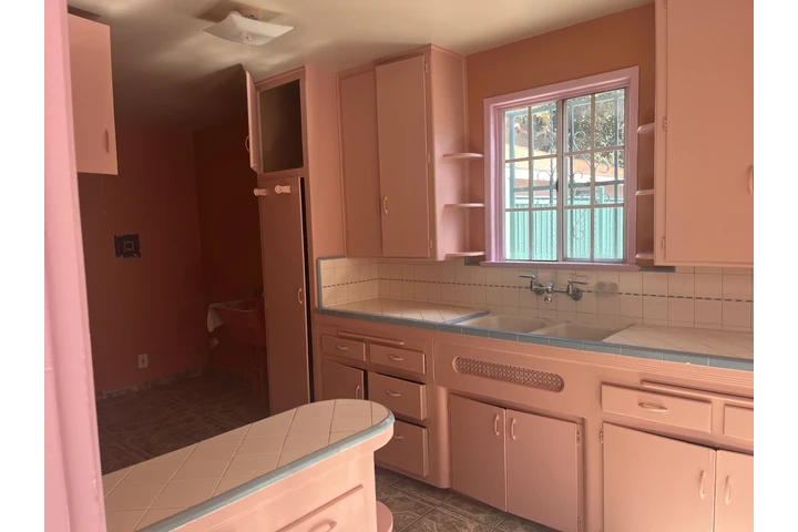 $2100 : Very spacious one bedroom apt image 5