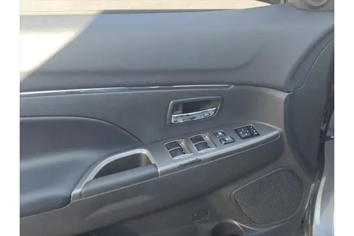 $21360 : Mitsubishi Outlander Sport 2 image 9