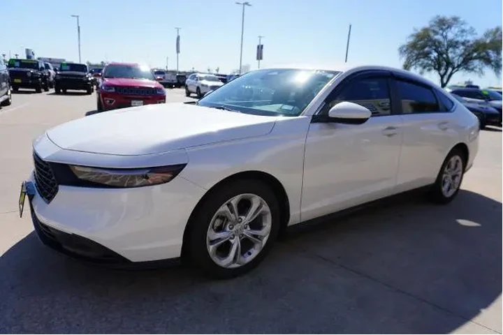 $27888 : Honda Accord 2025 LX 4dr Sed image 3