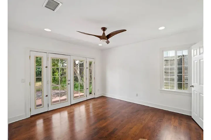 $2550 : 3 Bed Home in N Plymouth Blvd image 6