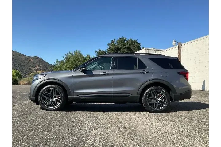 $49888 : Ford Explorer 2025 AWD ST-Li image 3