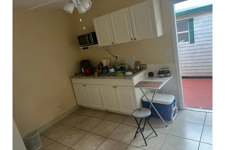 $1300 : EFFICIENCY A LA RENTA image 4