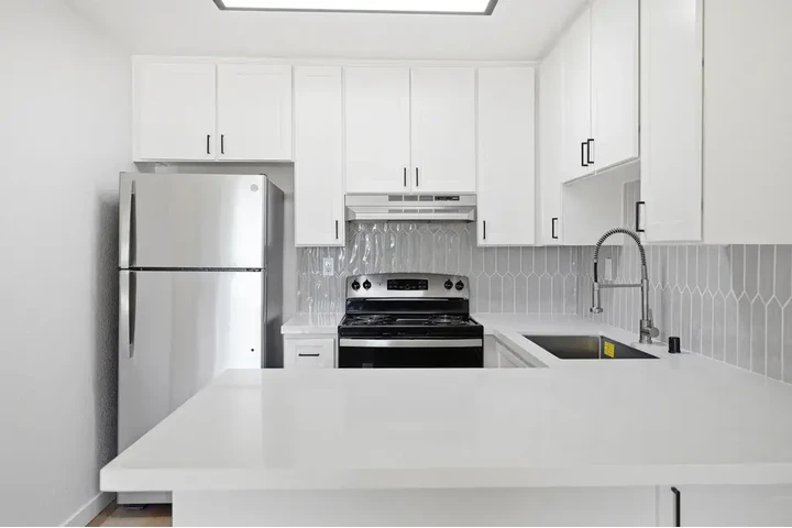 $1000 : Studio 1-Bed and 1-Bath image 1