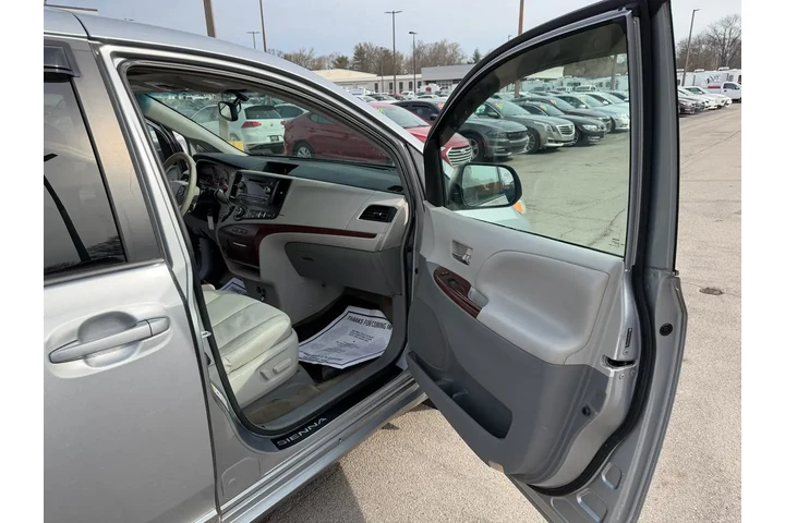 $10980 : 2014 Sienna XLE image 8