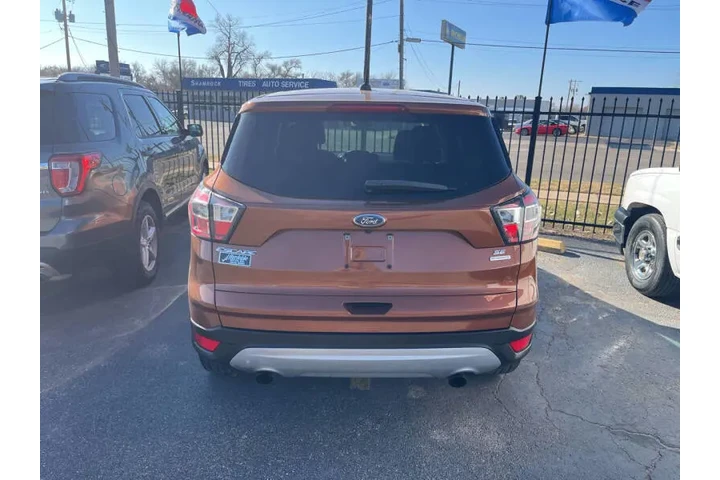 2017 Escape SE image 3