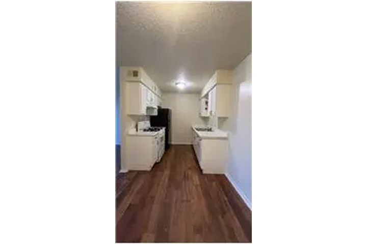 $725 : Rental property with 1 bedro image 6