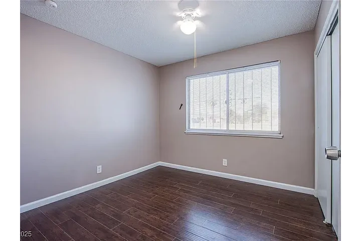 $900 : Charming SINGLE-STORY 3-Bedroo image 7