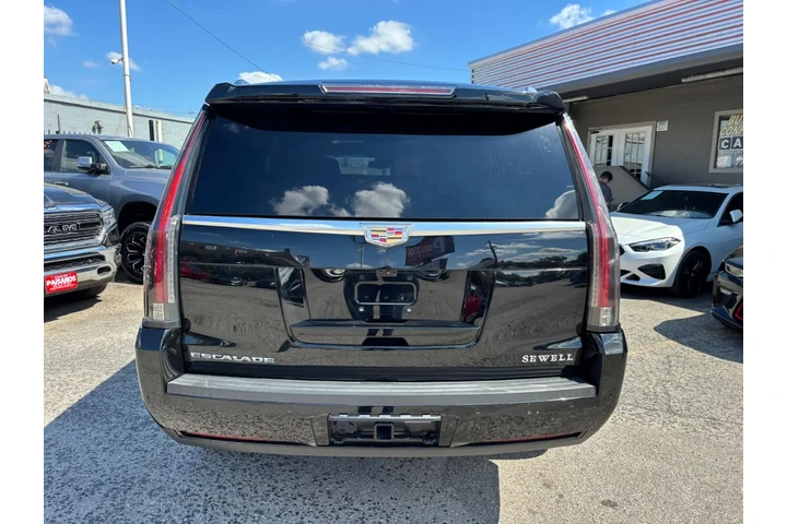 2019 Escalade Luxury image 5