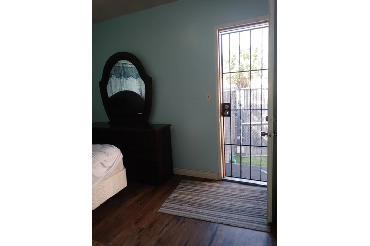 $950 : SE RENTA UN CUARTO image 2