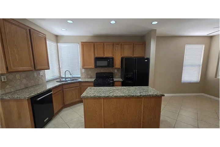 $900 : 3 spacious natural light home image 3
