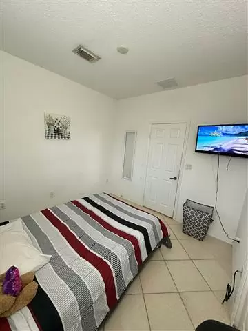 $1150 : Rento Habitación en Doral image 4