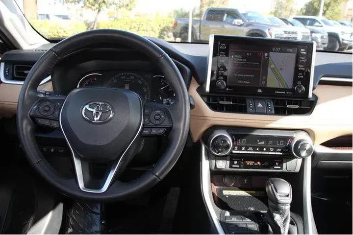 $23983 : Toyota RAV4 2020 Limited 4dr image 5