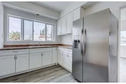 $1900 : 2 Bedroom Apt in James M Wood thumbnail